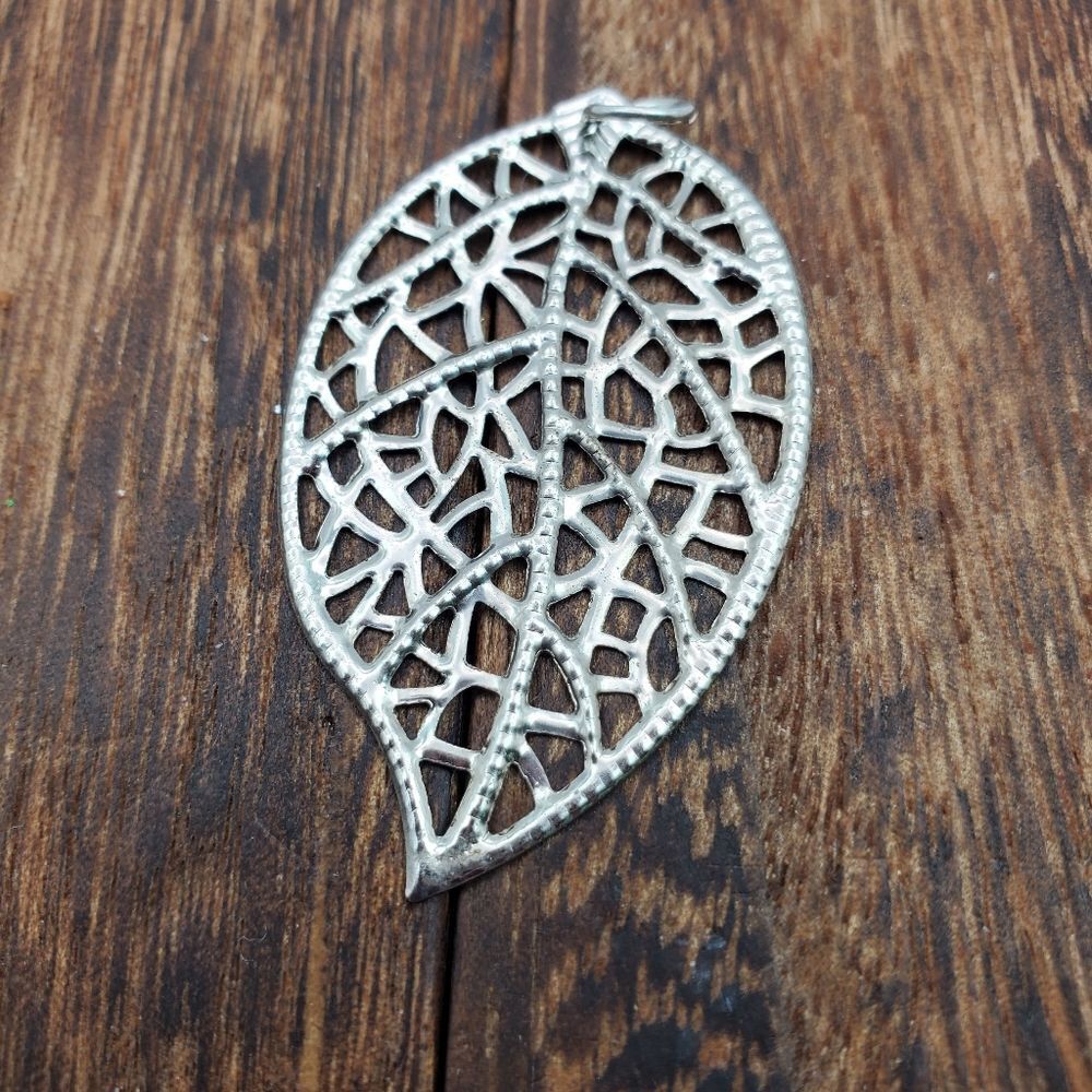 Lace silver‎ tone leaf necklace pendant foliage